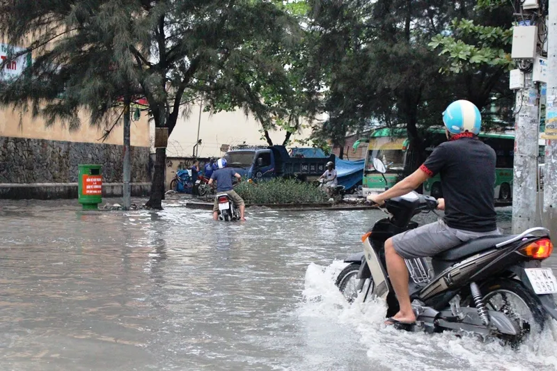 Đường Kinh Dương Vương thành sông sau cơn mưa ngắn ảnh 2